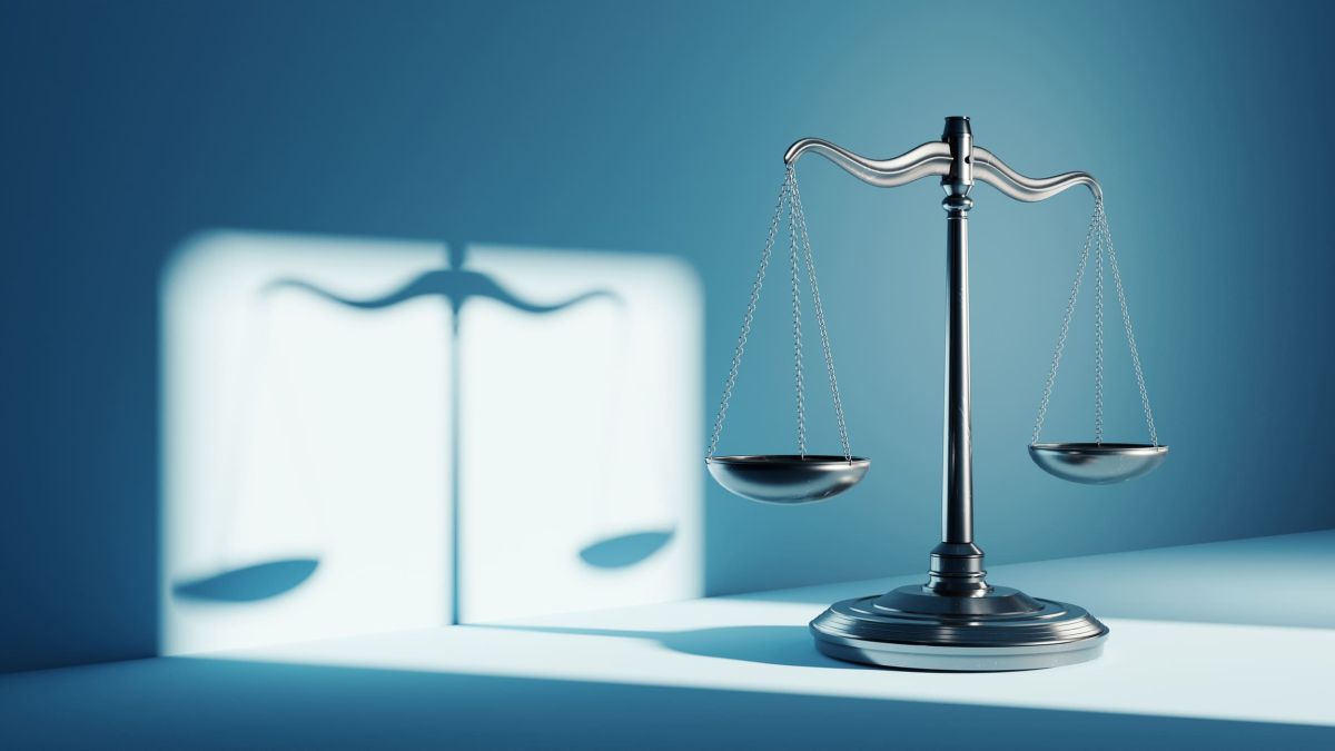 Een weegschaal vormt de balans tussen voordelen en nadelen van private lease
