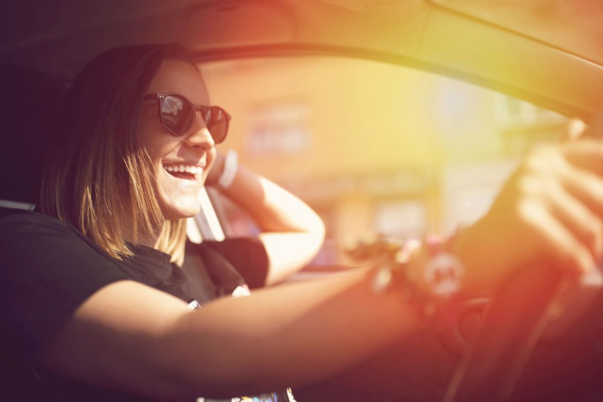 Klant zit blij in zijn private leaseauto