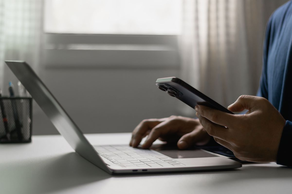 Een klant gebruikt de XLEasy private lease app op zijn telefoon
